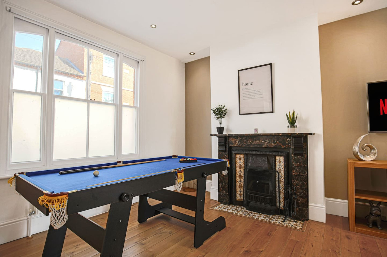 Thrift House • Central Location • Pool Table • Free Parking • Smart TV • Fast WiFi in 104 Lower Thrift Street - Property image 4 - VivreStays