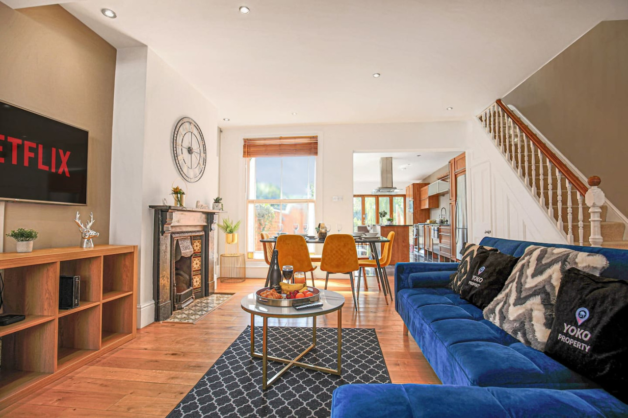 Thrift House • Central Location • Pool Table • Free Parking • Smart TV • Fast WiFi in 104 Lower Thrift Street - Property image 3 - VivreStays