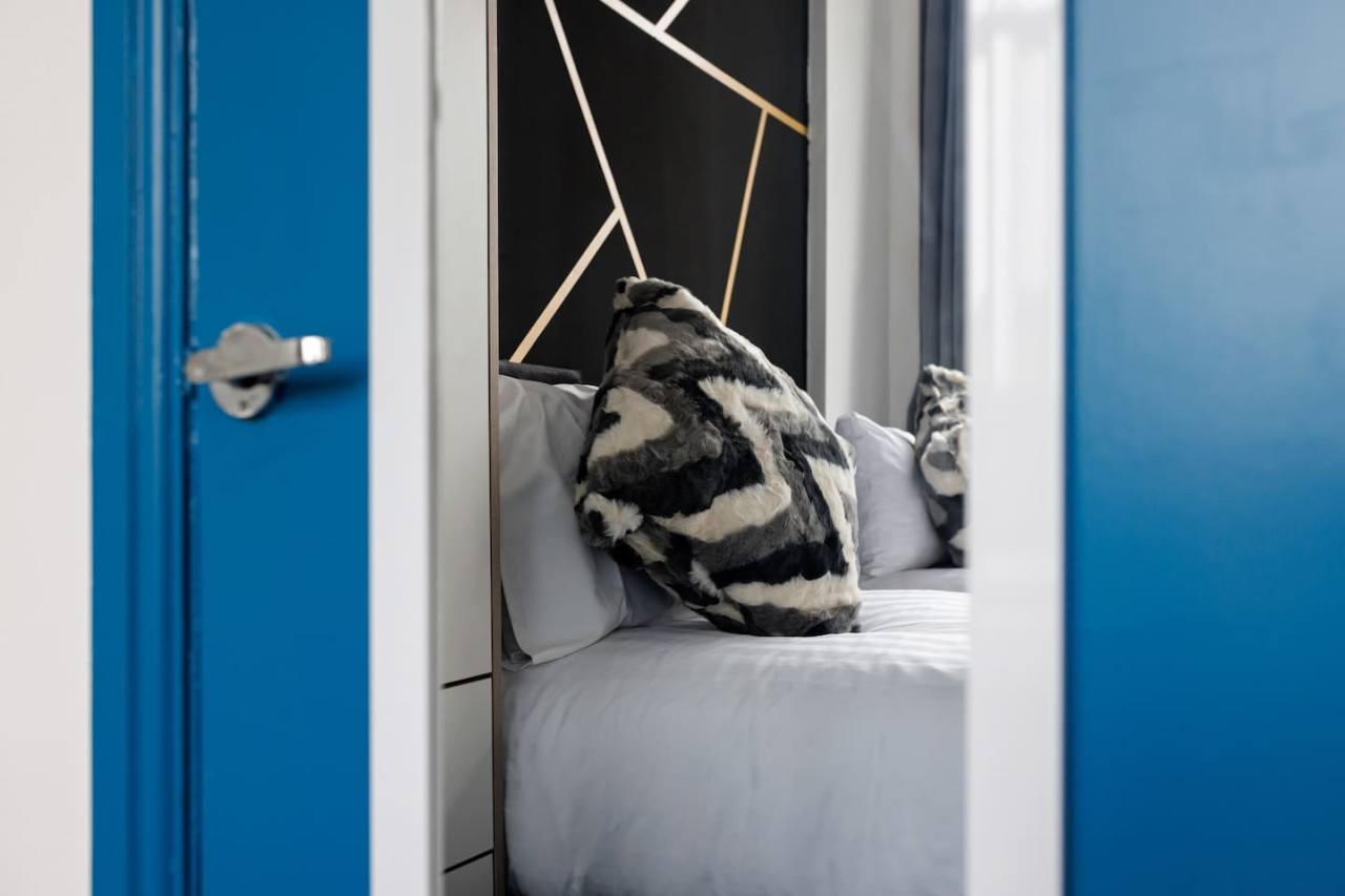 Studio 4 • City Centre • En-Suite Shower • Fast WiFi • Smart TV in 138 Borough Road Studio 4 - Property image 2 - VivreStays