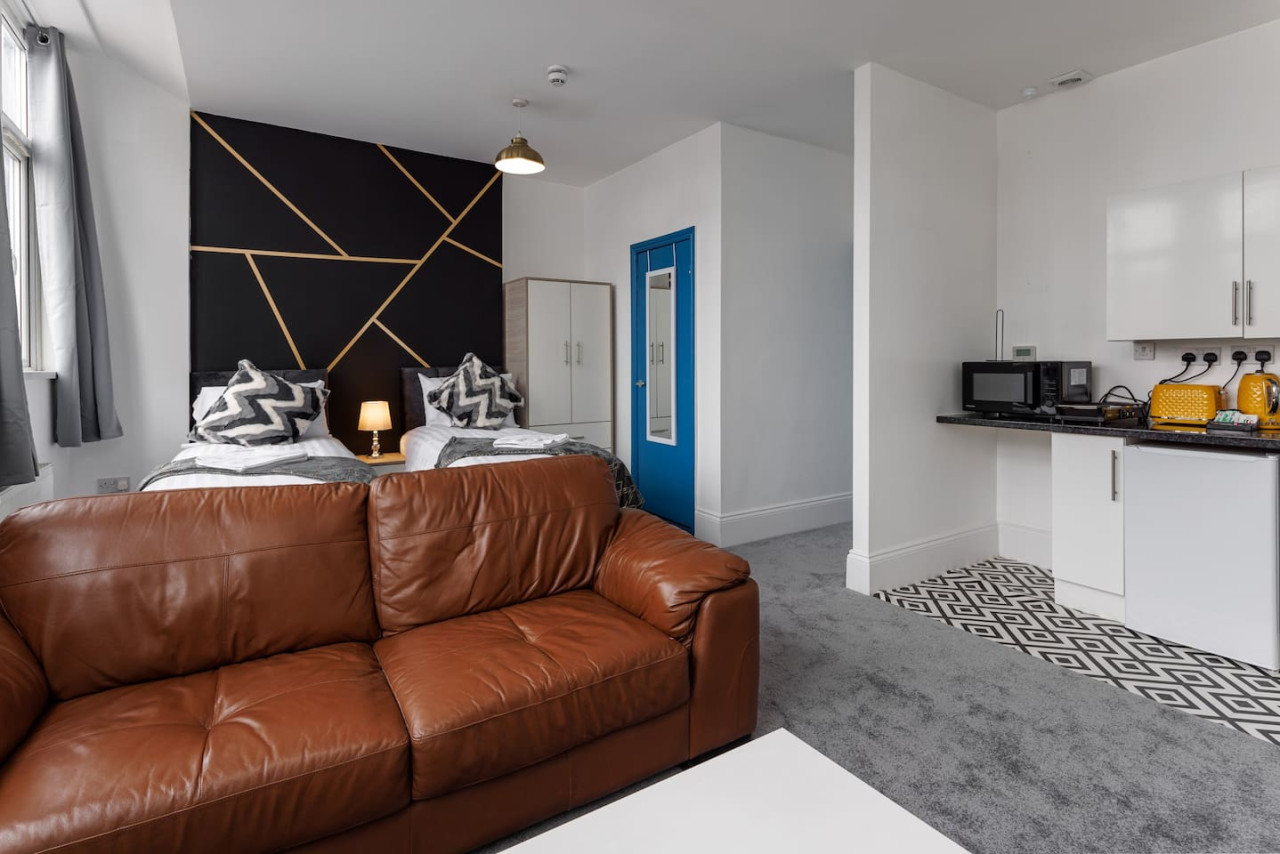 Studio 4 • City Centre • En-Suite Shower • Fast WiFi • Smart TV in 138 Borough Road Studio 4 - Property image 4 - VivreStays