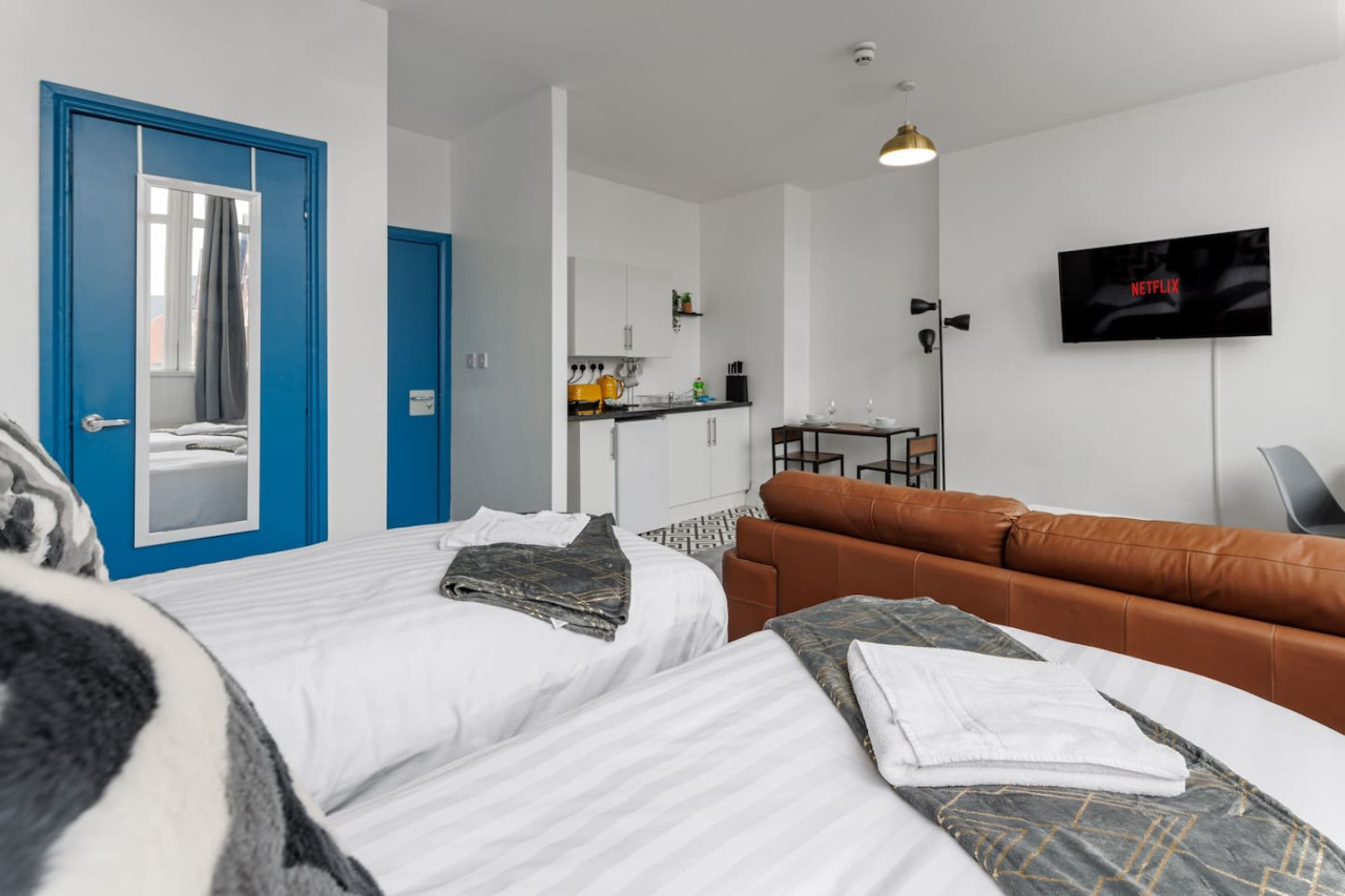 Studio 4 • City Centre • En-Suite Shower • Fast WiFi • Smart TV in 138 Borough Road Studio 4 - Property image 5 - VivreStays
