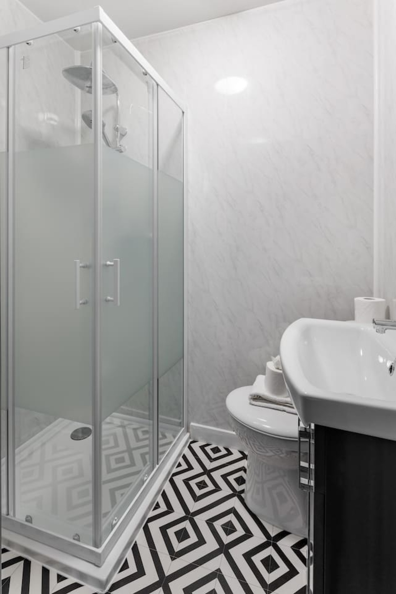 Studio 4 • City Centre • En-Suite Shower • Fast WiFi • Smart TV in 138 Borough Road Studio 4 - Property image 8 - VivreStays