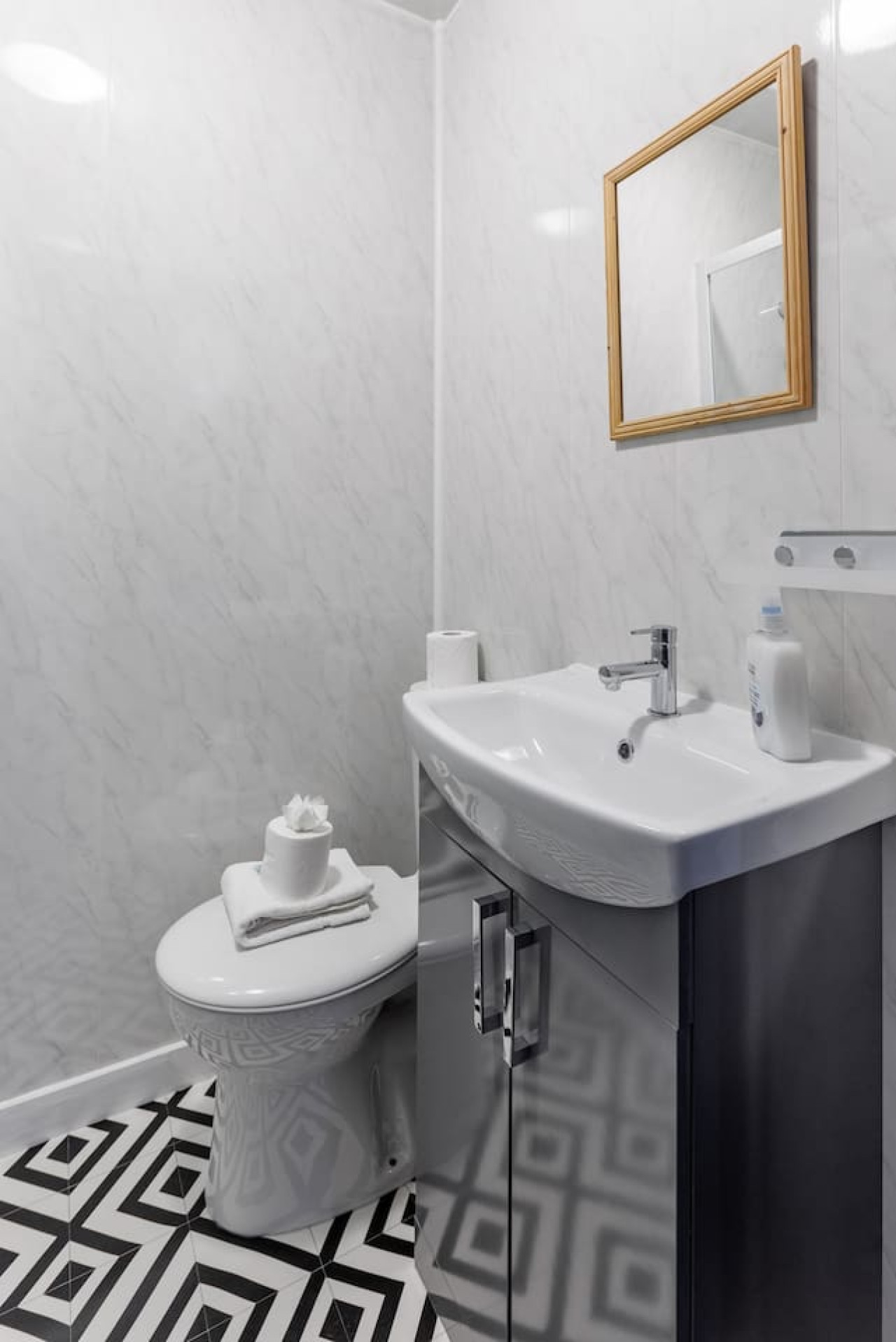 Studio 4 • City Centre • En-Suite Shower • Fast WiFi • Smart TV in 138 Borough Road Studio 4 - Property image 9 - VivreStays