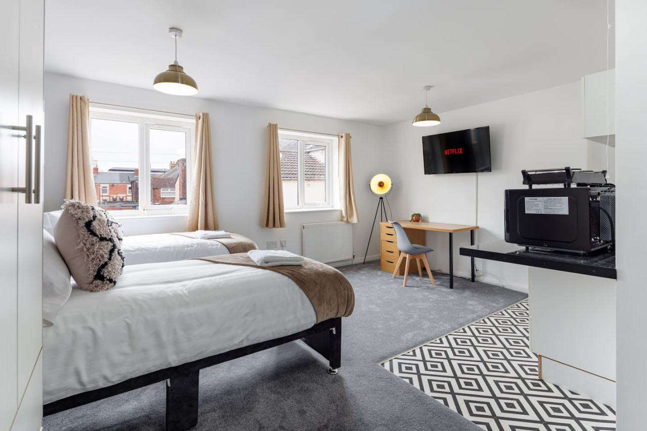 Studio 6 • City Centre • En-Suite Shower • Fast WiFi • Smart TV in 138 Borough Road Studio 6 - Property image 3 - VivreStays