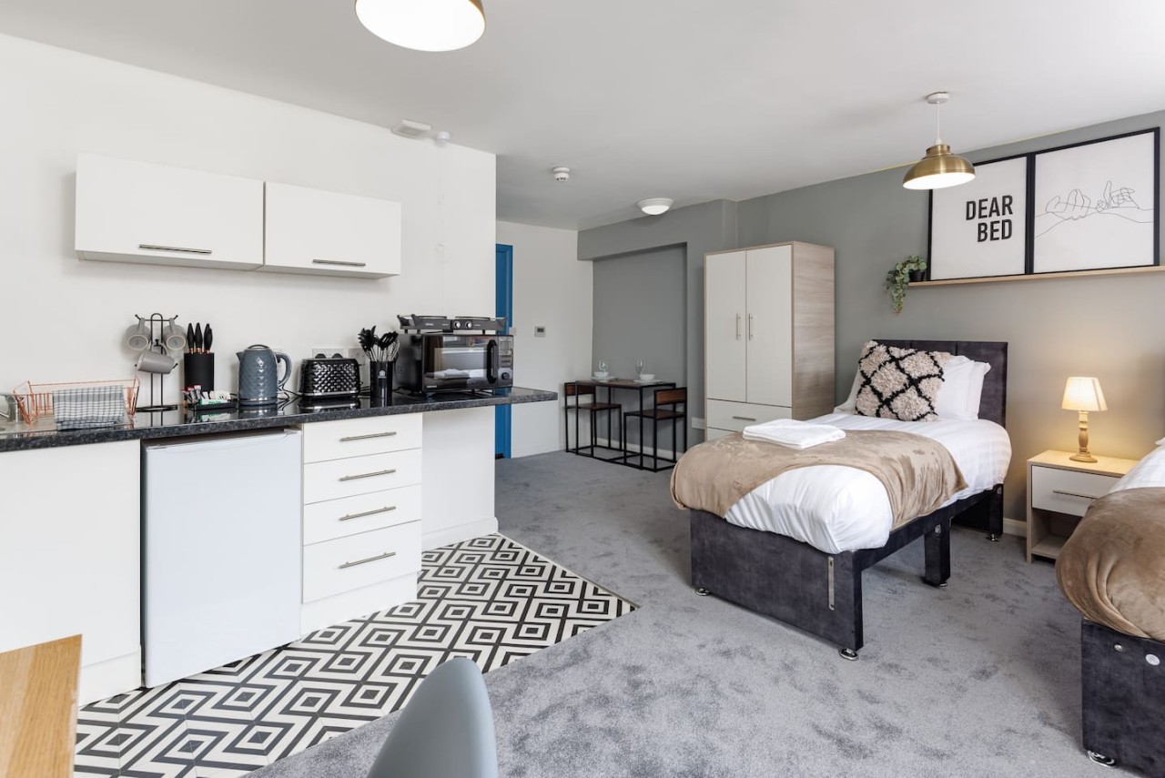 Studio 6 • City Centre • En-Suite Shower • Fast WiFi • Smart TV in 138 Borough Road Studio 6 - Property image 4 - VivreStays