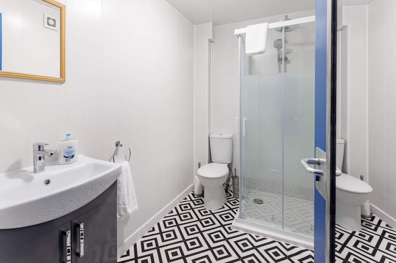Studio 6 • City Centre • En-Suite Shower • Fast WiFi • Smart TV in 138 Borough Road Studio 6 - Property image 8 - VivreStays