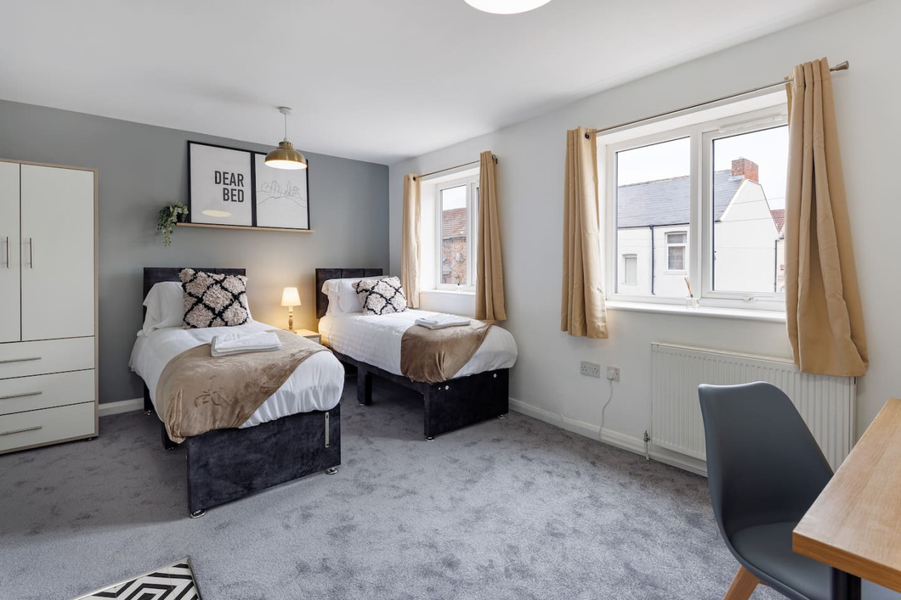 Studio 6 • City Centre • En-Suite Shower • Fast WiFi • Smart TV serviced apartment - Middlesbrough - VivreStays