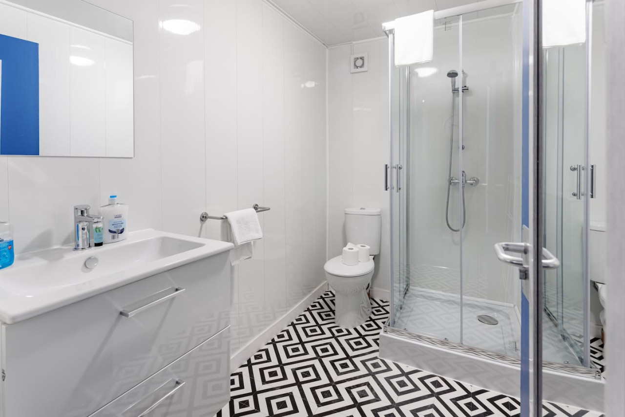 Studio 9 • City Centre • En-Suite Shower • Fast WiFi • Smart TV in 138 Borough Road Studio 9 - Property image 9 - VivreStays