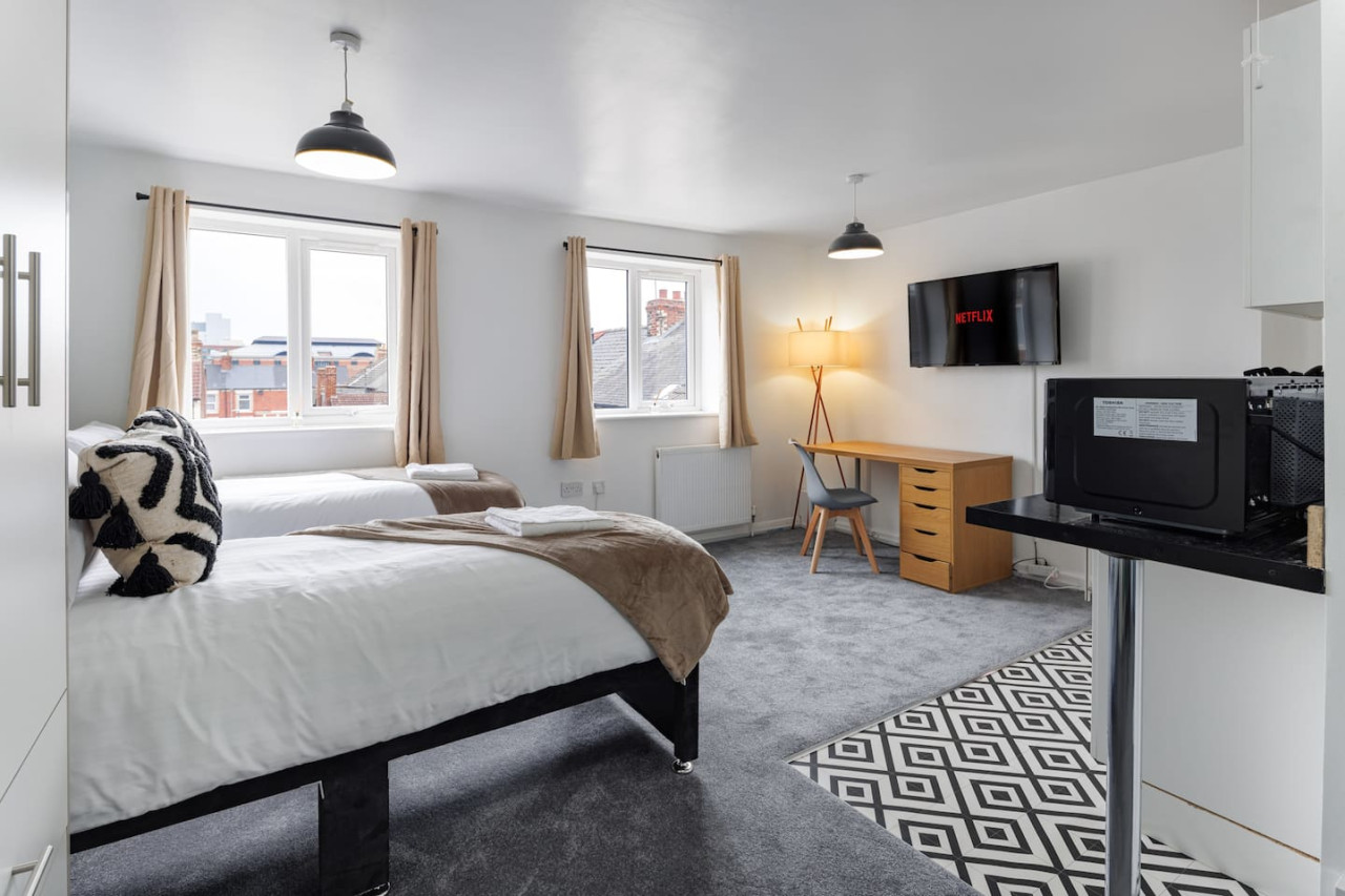 Studio 9 • City Centre • En-Suite Shower • Fast WiFi • Smart TV in 138 Borough Road Studio 9 - Property image 2 - VivreStays
