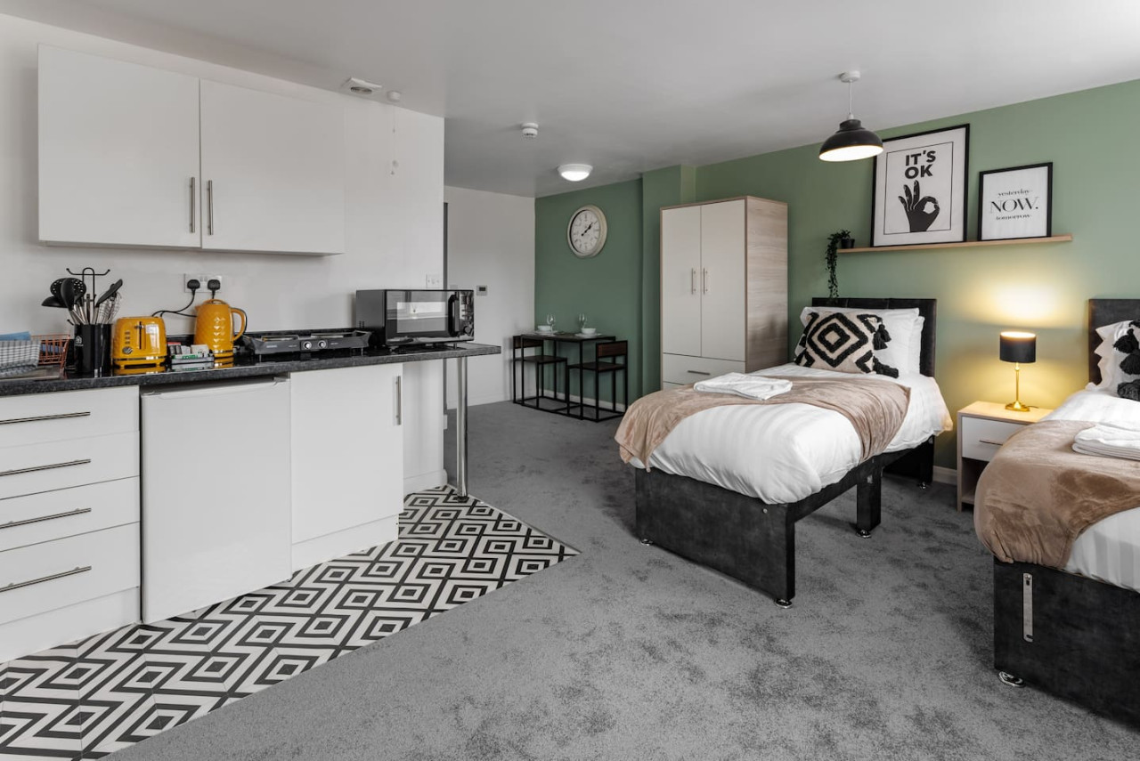 Studio 9 • City Centre • En-Suite Shower • Fast WiFi • Smart TV in 138 Borough Road Studio 9 - Property image 5 - VivreStays
