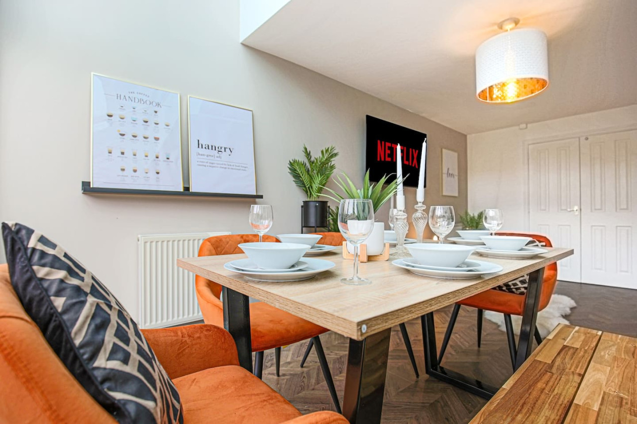 Wenford House • 5 Bedroom 3 Bathroom • 1650 Sq ft • Driveway Parking • Super-Fast WiFi • Sky TV • Spacious Garden • Balcony Room with Park Views in 18 Wenford - Property image 9 - VivreStays