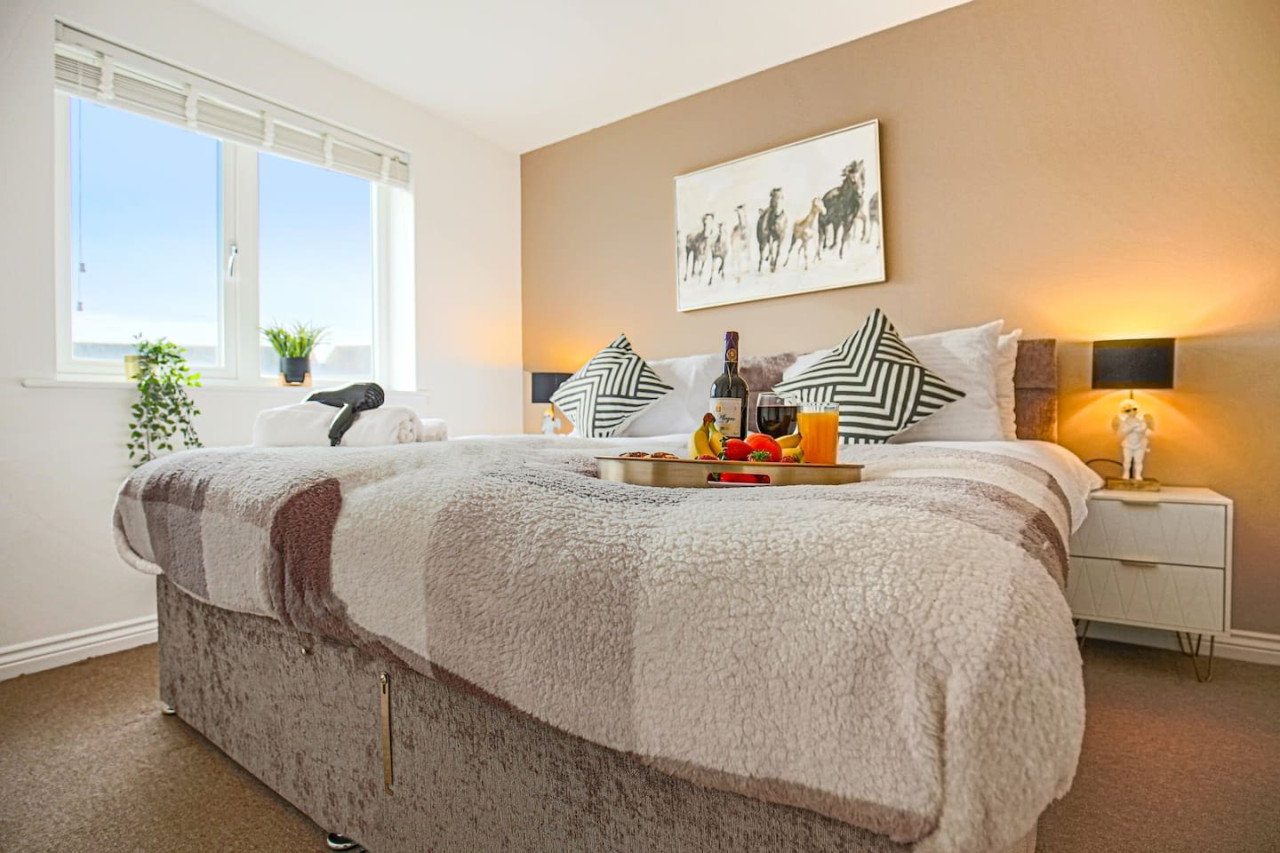 Wenford House • 5 Bedroom 3 Bathroom • 1650 Sq ft • Driveway Parking • Super-Fast WiFi • Sky TV • Spacious Garden • Balcony Room with Park Views in 18 Wenford - Property image 33 - VivreStays