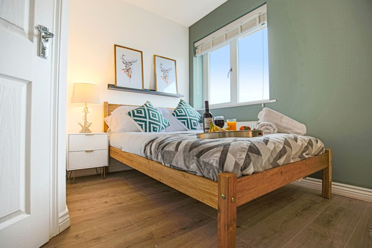 Wenford House • 5 Bedroom 3 Bathroom • 1650 Sq ft • Driveway Parking • Super-Fast WiFi • Sky TV • Spacious Garden • Balcony Room with Park Views in 18 Wenford - Property image 18 - VivreStays