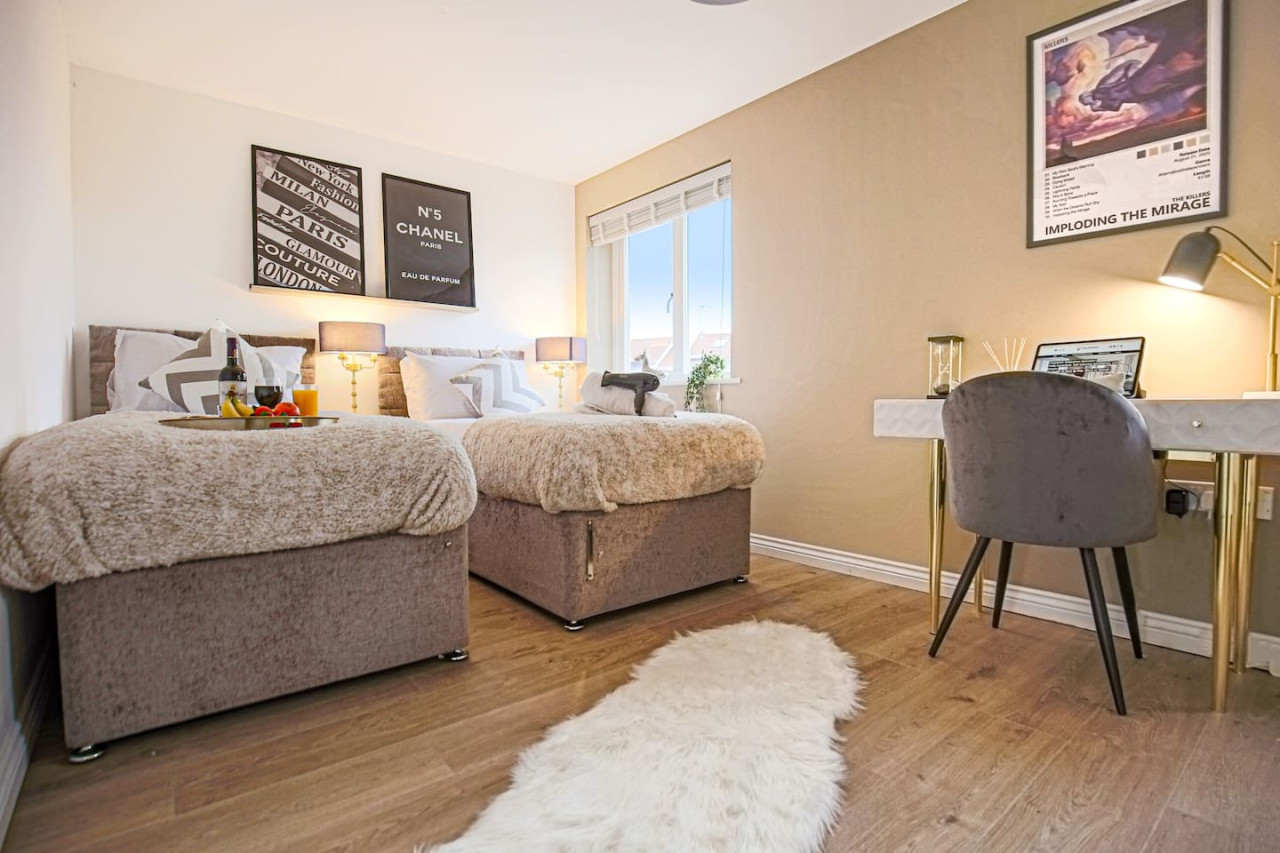 Wenford House • 5 Bedroom 3 Bathroom • 1650 Sq ft • Driveway Parking • Super-Fast WiFi • Sky TV • Spacious Garden • Balcony Room with Park Views in 18 Wenford - Property image 27 - VivreStays