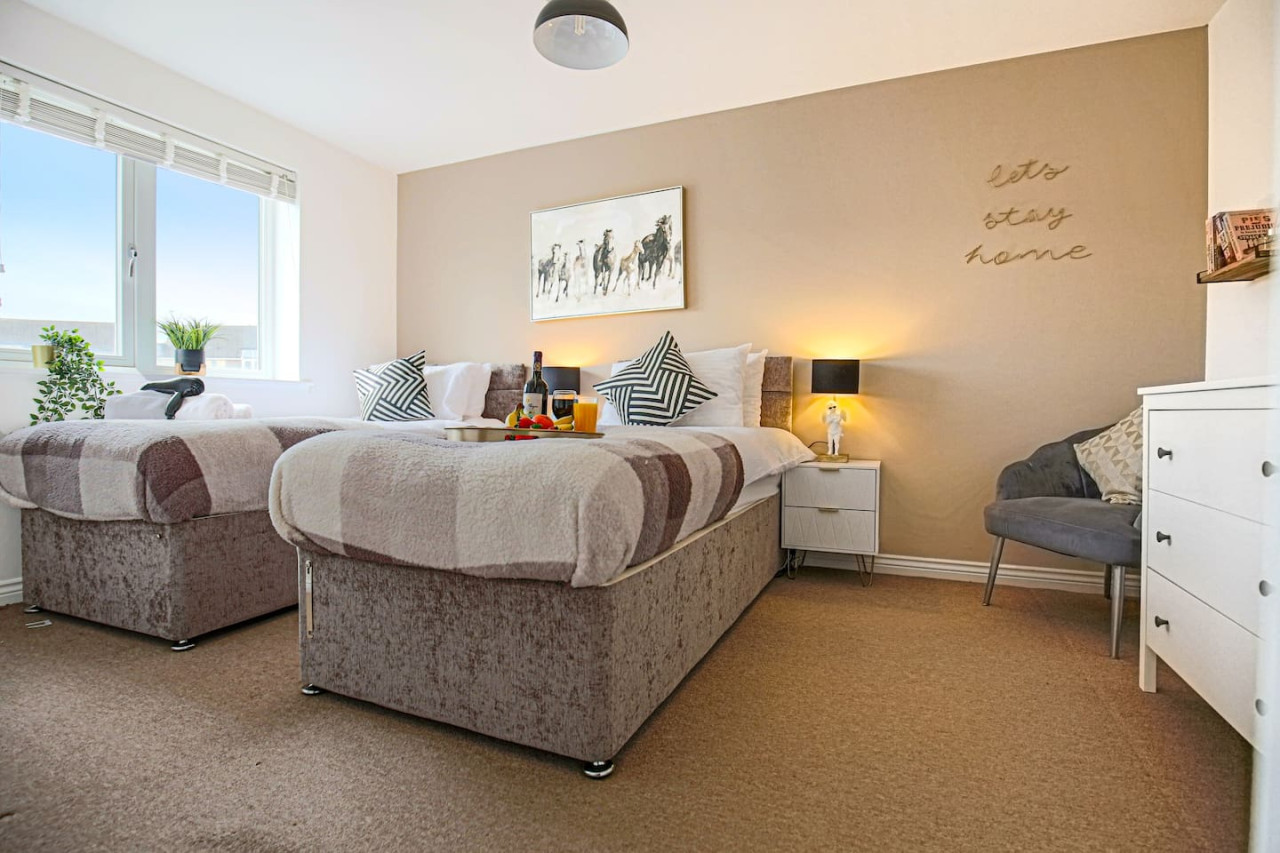 Wenford House • 5 Bedroom 3 Bathroom • 1650 Sq ft • Driveway Parking • Super-Fast WiFi • Sky TV • Spacious Garden • Balcony Room with Park Views in 18 Wenford - Property image 32 - VivreStays