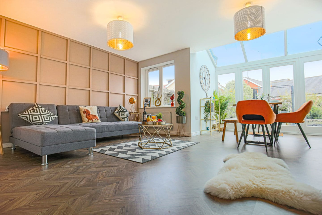 Wenford House • 5 Bedroom 3 Bathroom • 1650 Sq ft • Driveway Parking • Super-Fast WiFi • Sky TV • Spacious Garden • Balcony Room with Park Views in 18 Wenford - Property image 4 - VivreStays