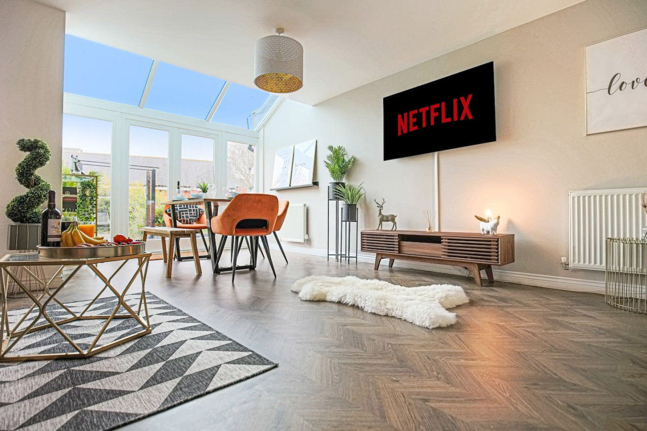 Wenford House • 5 Bedroom 3 Bathroom • 1650 Sq ft • Driveway Parking • Super-Fast WiFi • Sky TV • Spacious Garden • Balcony Room with Park Views in 18 Wenford - Property image 2 - VivreStays