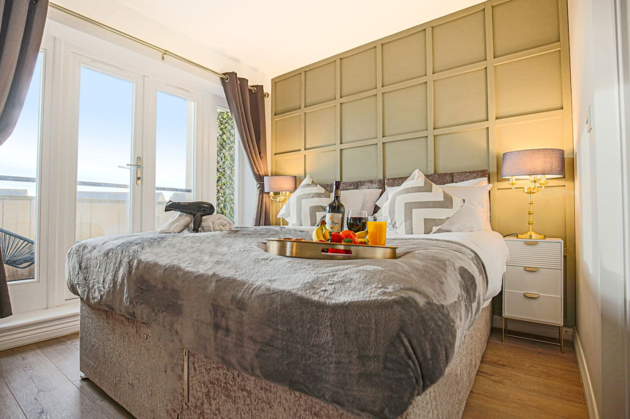 Wenford House • 5 Bedroom 3 Bathroom • 1650 Sq ft • Driveway Parking • Super-Fast WiFi • Sky TV • Spacious Garden • Balcony Room with Park Views in 18 Wenford - Property image 5 - VivreStays