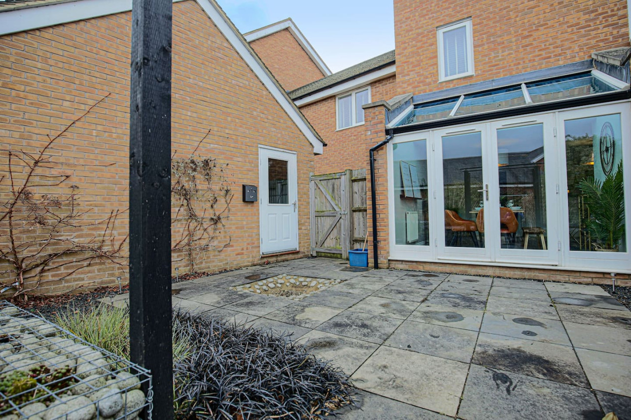 Wenford House • 5 Bedroom 3 Bathroom • 1650 Sq ft • Driveway Parking • Super-Fast WiFi • Sky TV • Spacious Garden • Balcony Room with Park Views in 18 Wenford - Property image 43 - VivreStays