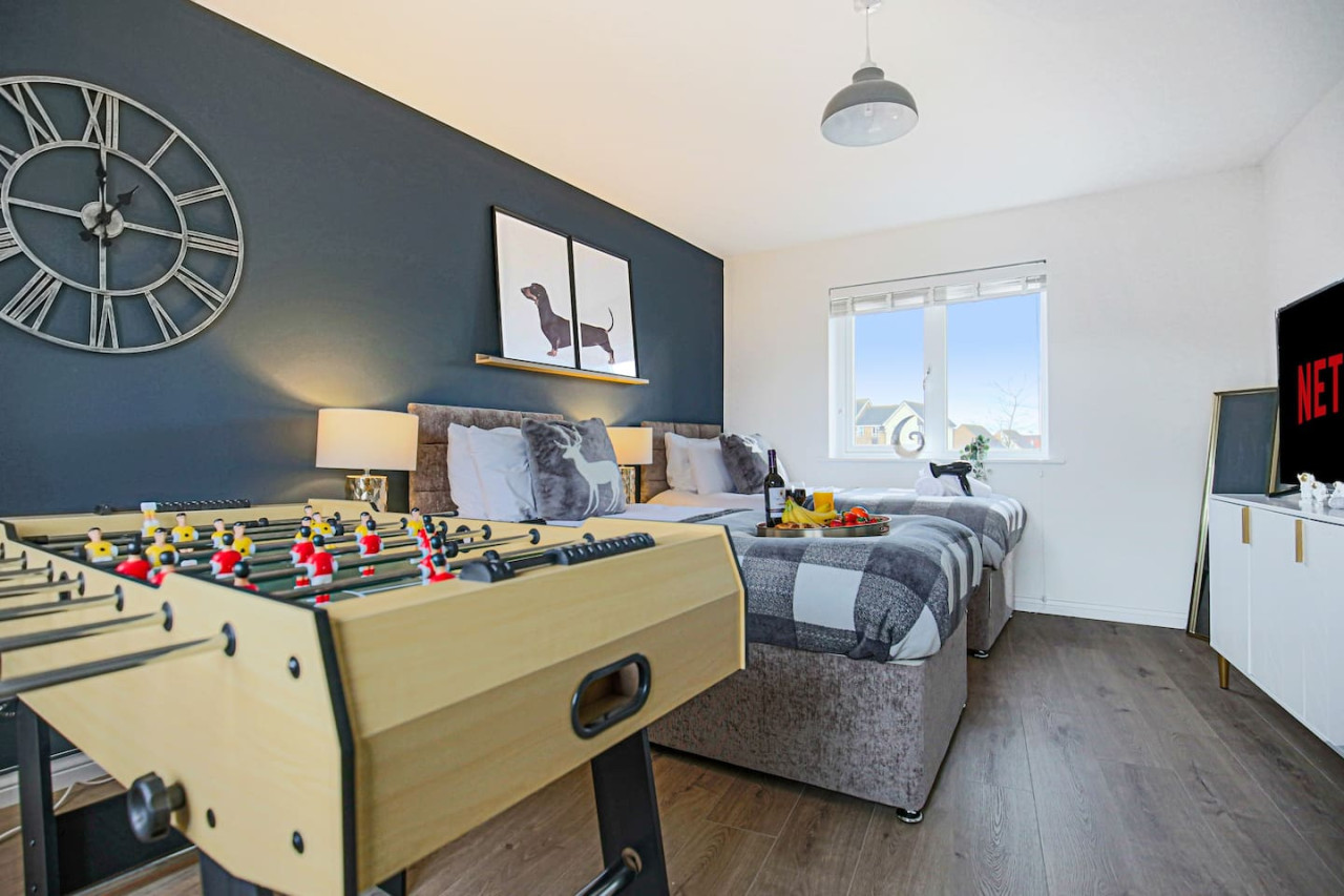 Wenford House • 5 Bedroom 3 Bathroom • 1650 Sq ft • Driveway Parking • Super-Fast WiFi • Sky TV • Spacious Garden • Balcony Room with Park Views in 18 Wenford - Property image 25 - VivreStays