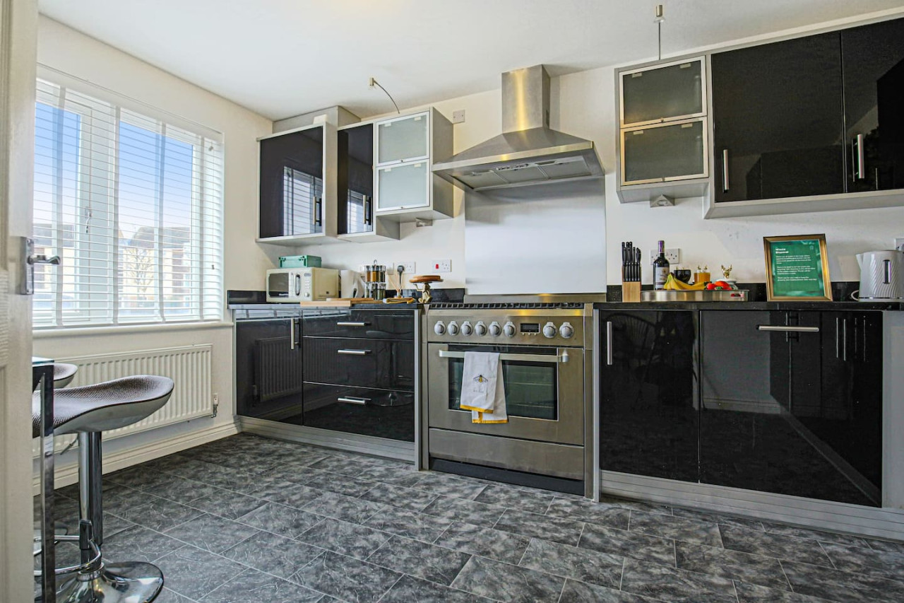 Wenford House • 5 Bedroom 3 Bathroom • 1650 Sq ft • Driveway Parking • Super-Fast WiFi • Sky TV • Spacious Garden • Balcony Room with Park Views in 18 Wenford - Property image 38 - VivreStays