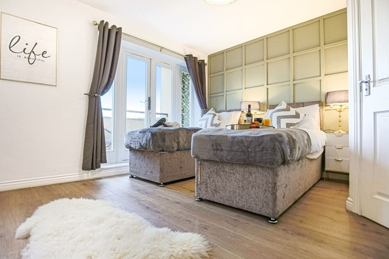 Wenford House • 5 Bedroom 3 Bathroom • 1650 Sq ft • Driveway Parking • Super-Fast WiFi • Sky TV • Spacious Garden • Balcony Room with Park Views in 18 Wenford - Property image 10 - VivreStays