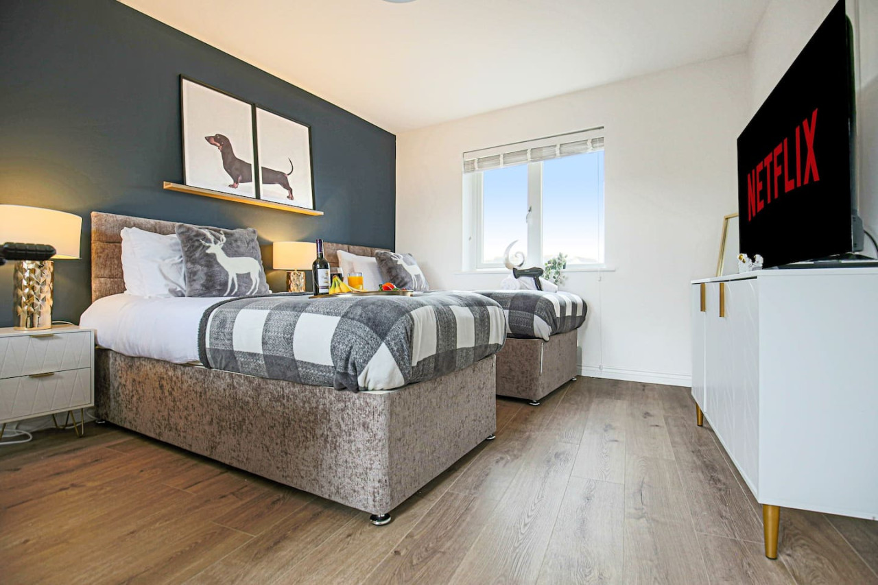 Wenford House • 5 Bedroom 3 Bathroom • 1650 Sq ft • Driveway Parking • Super-Fast WiFi • Sky TV • Spacious Garden • Balcony Room with Park Views in 18 Wenford - Property image 21 - VivreStays