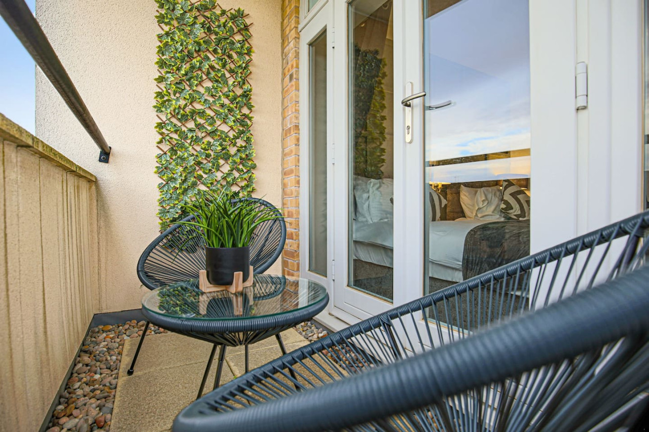 Wenford House • 5 Bedroom 3 Bathroom • 1650 Sq ft • Driveway Parking • Super-Fast WiFi • Sky TV • Spacious Garden • Balcony Room with Park Views in 18 Wenford - Property image 17 - VivreStays
