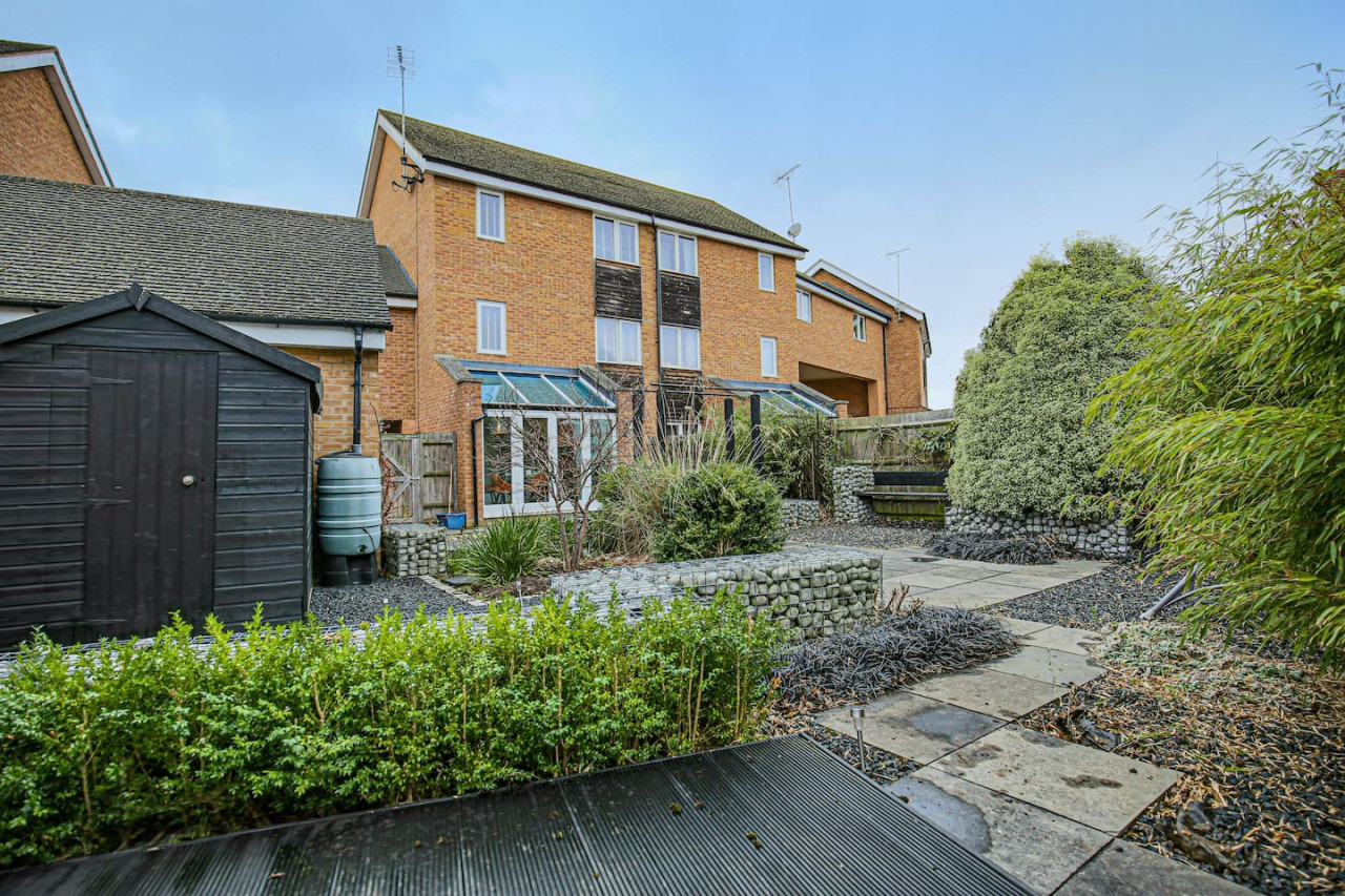 Wenford House • 5 Bedroom 3 Bathroom • 1650 Sq ft • Driveway Parking • Super-Fast WiFi • Sky TV • Spacious Garden • Balcony Room with Park Views in 18 Wenford - Property image 42 - VivreStays