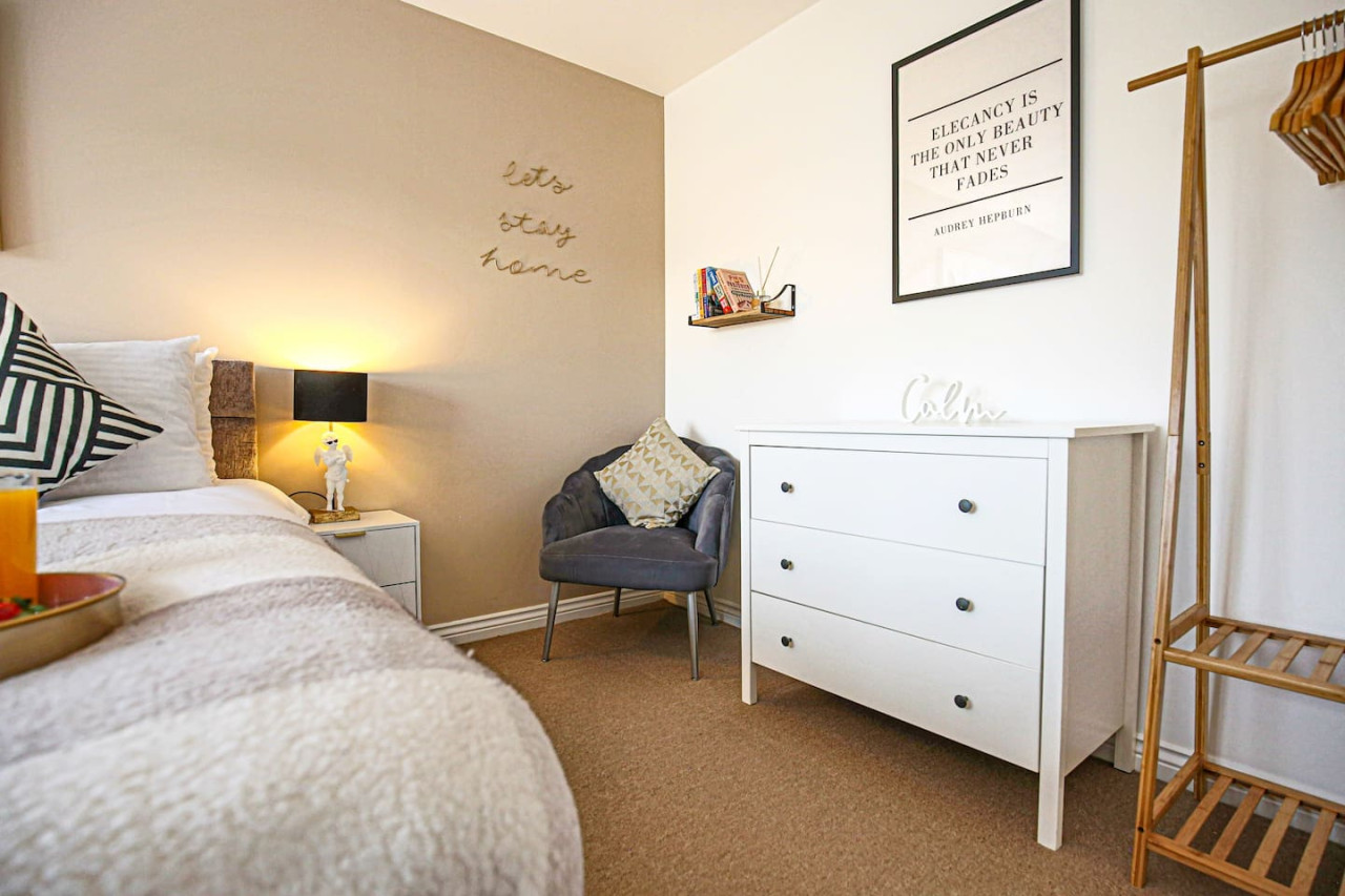 Wenford House • 5 Bedroom 3 Bathroom • 1650 Sq ft • Driveway Parking • Super-Fast WiFi • Sky TV • Spacious Garden • Balcony Room with Park Views in 18 Wenford - Property image 34 - VivreStays