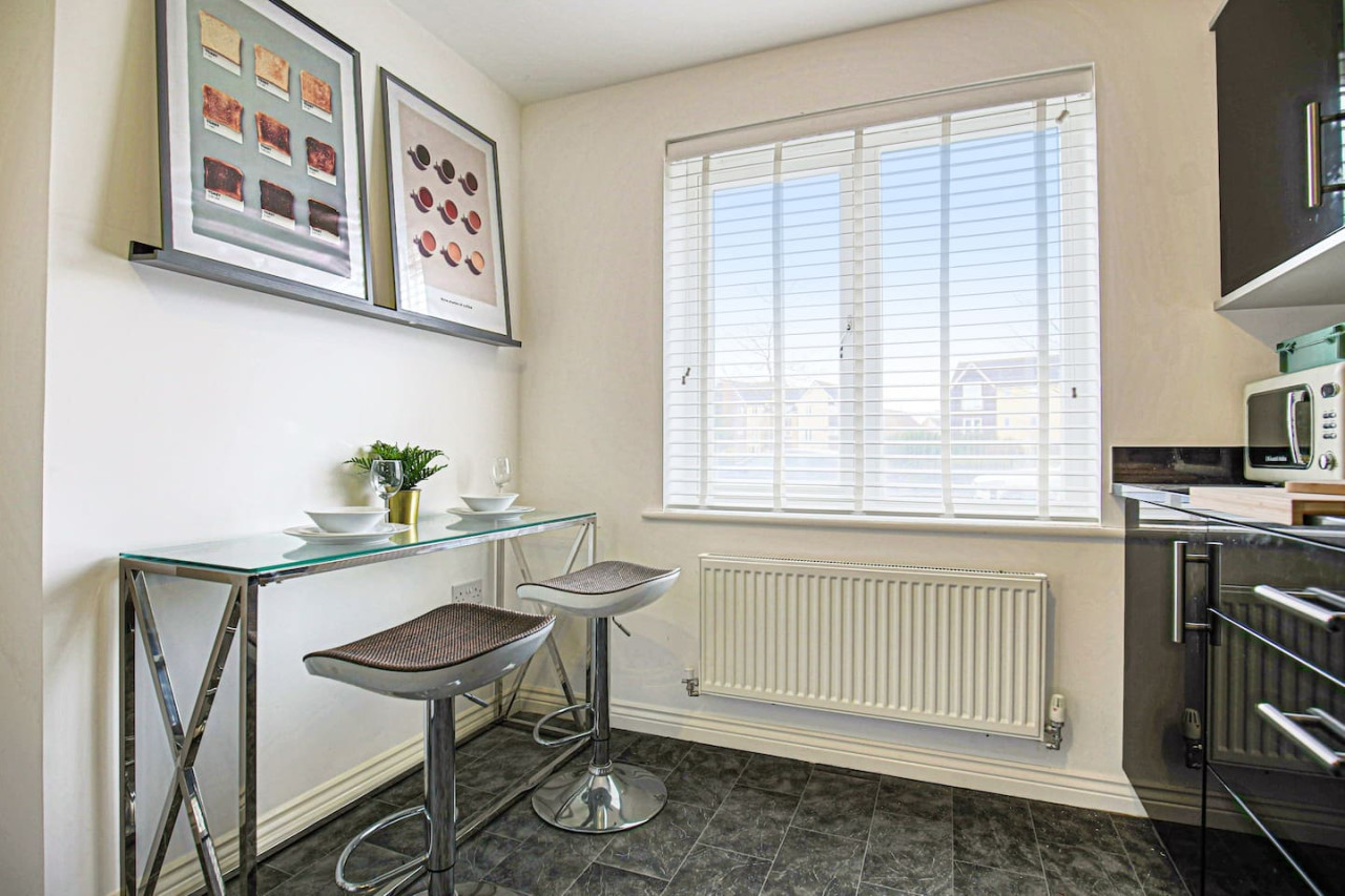 Wenford House • 5 Bedroom 3 Bathroom • 1650 Sq ft • Driveway Parking • Super-Fast WiFi • Sky TV • Spacious Garden • Balcony Room with Park Views in 18 Wenford - Property image 40 - VivreStays