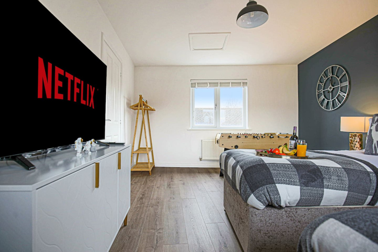 Wenford House • 5 Bedroom 3 Bathroom • 1650 Sq ft • Driveway Parking • Super-Fast WiFi • Sky TV • Spacious Garden • Balcony Room with Park Views in 18 Wenford - Property image 24 - VivreStays