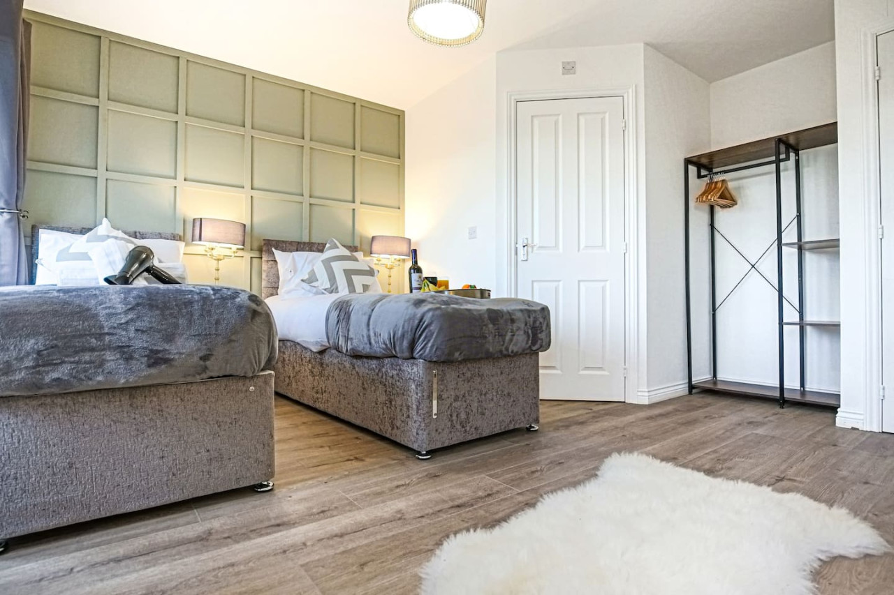 Wenford House • 5 Bedroom 3 Bathroom • 1650 Sq ft • Driveway Parking • Super-Fast WiFi • Sky TV • Spacious Garden • Balcony Room with Park Views in 18 Wenford - Property image 11 - VivreStays