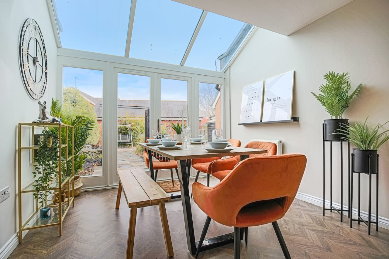 Wenford House • 5 Bedroom 3 Bathroom • 1650 Sq ft • Driveway Parking • Super-Fast WiFi • Sky TV • Spacious Garden • Balcony Room with Park Views in 18 Wenford - Property image 3 - VivreStays