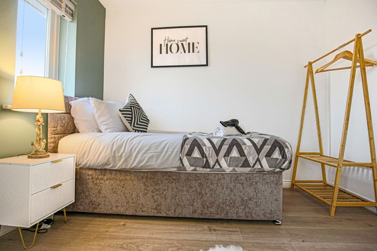 Wenford House • 5 Bedroom 3 Bathroom • 1650 Sq ft • Driveway Parking • Super-Fast WiFi • Sky TV • Spacious Garden • Balcony Room with Park Views in 18 Wenford - Property image 19 - VivreStays