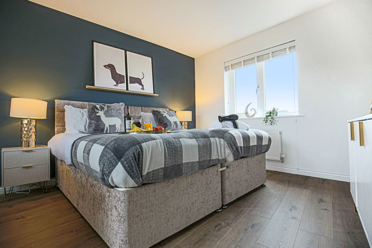 Wenford House • 5 Bedroom 3 Bathroom • 1650 Sq ft • Driveway Parking • Super-Fast WiFi • Sky TV • Spacious Garden • Balcony Room with Park Views in 18 Wenford - Property image 23 - VivreStays