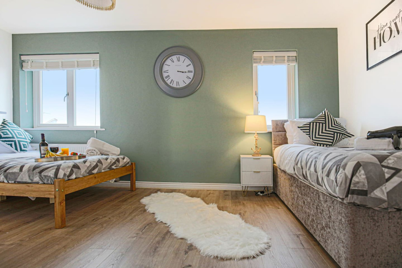 Wenford House • 5 Bedroom 3 Bathroom • 1650 Sq ft • Driveway Parking • Super-Fast WiFi • Sky TV • Spacious Garden • Balcony Room with Park Views in 18 Wenford - Property image 16 - VivreStays