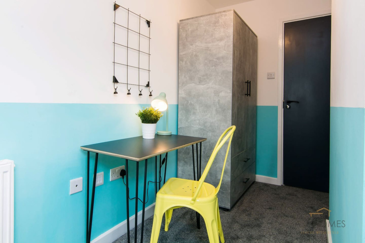 Stylish 5 bedroom 5 bathroom House • Sleeps 10 • Free Parking • Fast WiFi in 103 Bolingbroke Road - Property image 14 - VivreStays