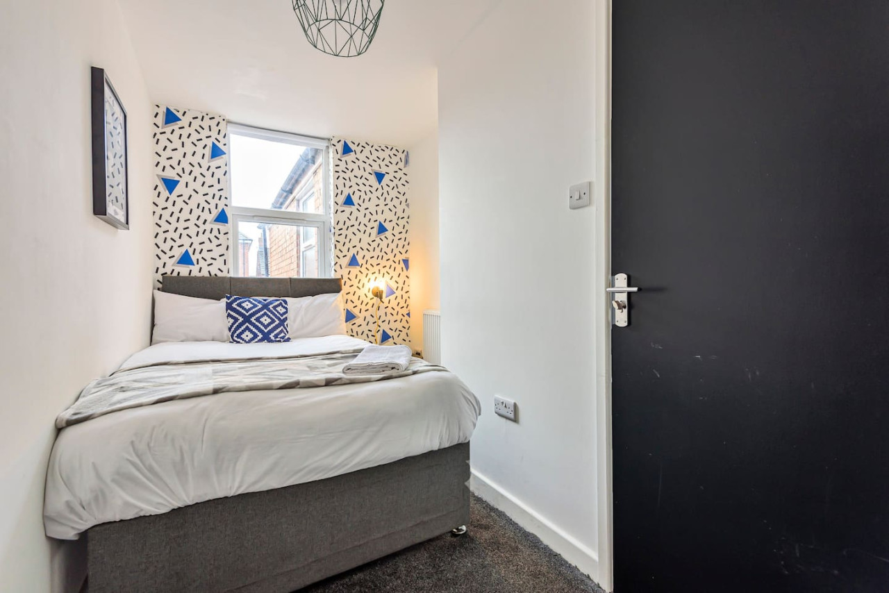 Stylish 5 bedroom 5 bathroom House • Sleeps 10 • Free Parking • Fast WiFi in 103 Bolingbroke Road - Property image 16 - VivreStays