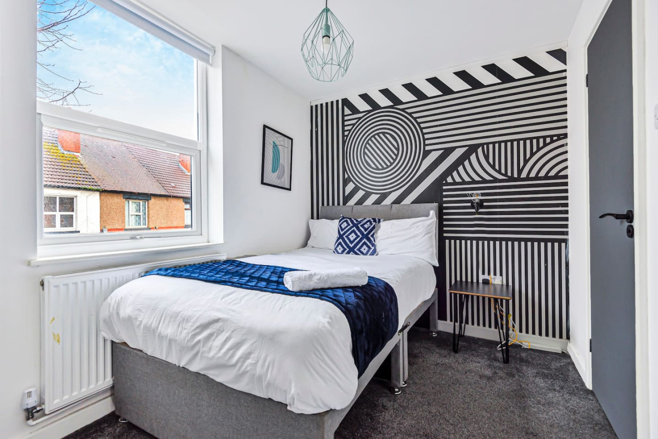 Stylish 5 bedroom 5 bathroom House • Sleeps 10 • Free Parking • Fast WiFi in 103 Bolingbroke Road - Property image 8 - VivreStays