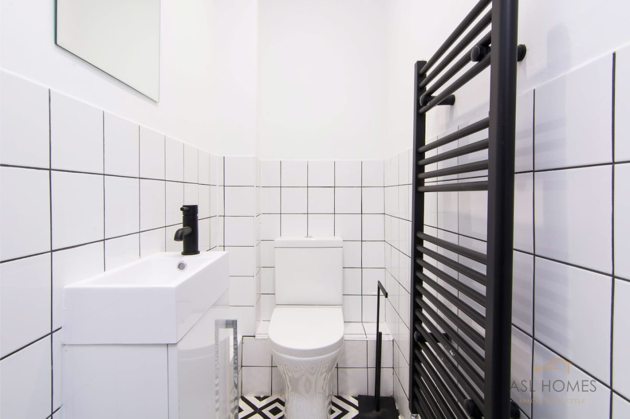 Stylish 5 bedroom 5 bathroom House • Sleeps 10 • Free Parking • Fast WiFi in 103 Bolingbroke Road - Property image 19 - VivreStays