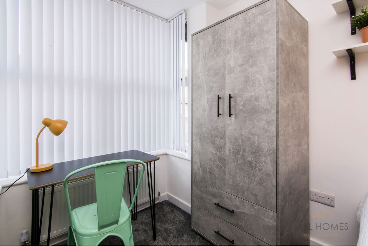Stylish 5 bedroom 5 bathroom House • Sleeps 10 • Free Parking • Fast WiFi in 103 Bolingbroke Road - Property image 17 - VivreStays