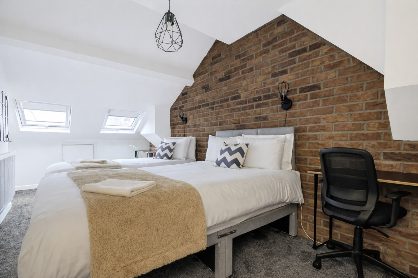Stylish 5 bedroom 5 bathroom House • Sleeps 10 • Free Parking • Fast WiFi in 103 Bolingbroke Road - Property image 6 - VivreStays
