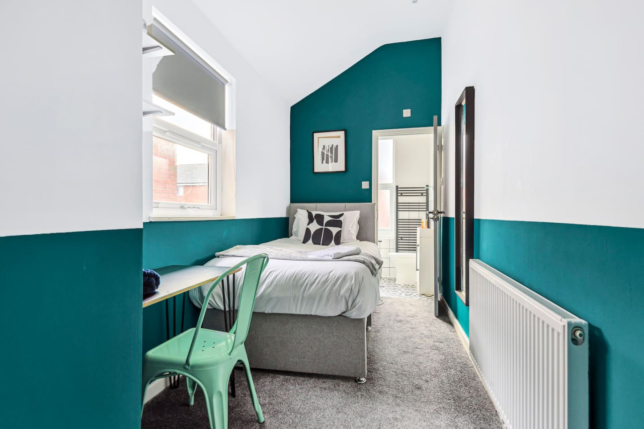 Stylish 5 bedroom 5 bathroom House • Sleeps 10 • Free Parking • Fast WiFi in 103 Bolingbroke Road - Property image 11 - VivreStays