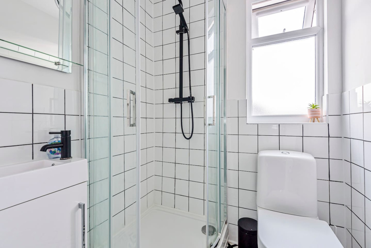 Stylish 5 bedroom 5 bathroom House • Sleeps 10 • Free Parking • Fast WiFi in 103 Bolingbroke Road - Property image 18 - VivreStays