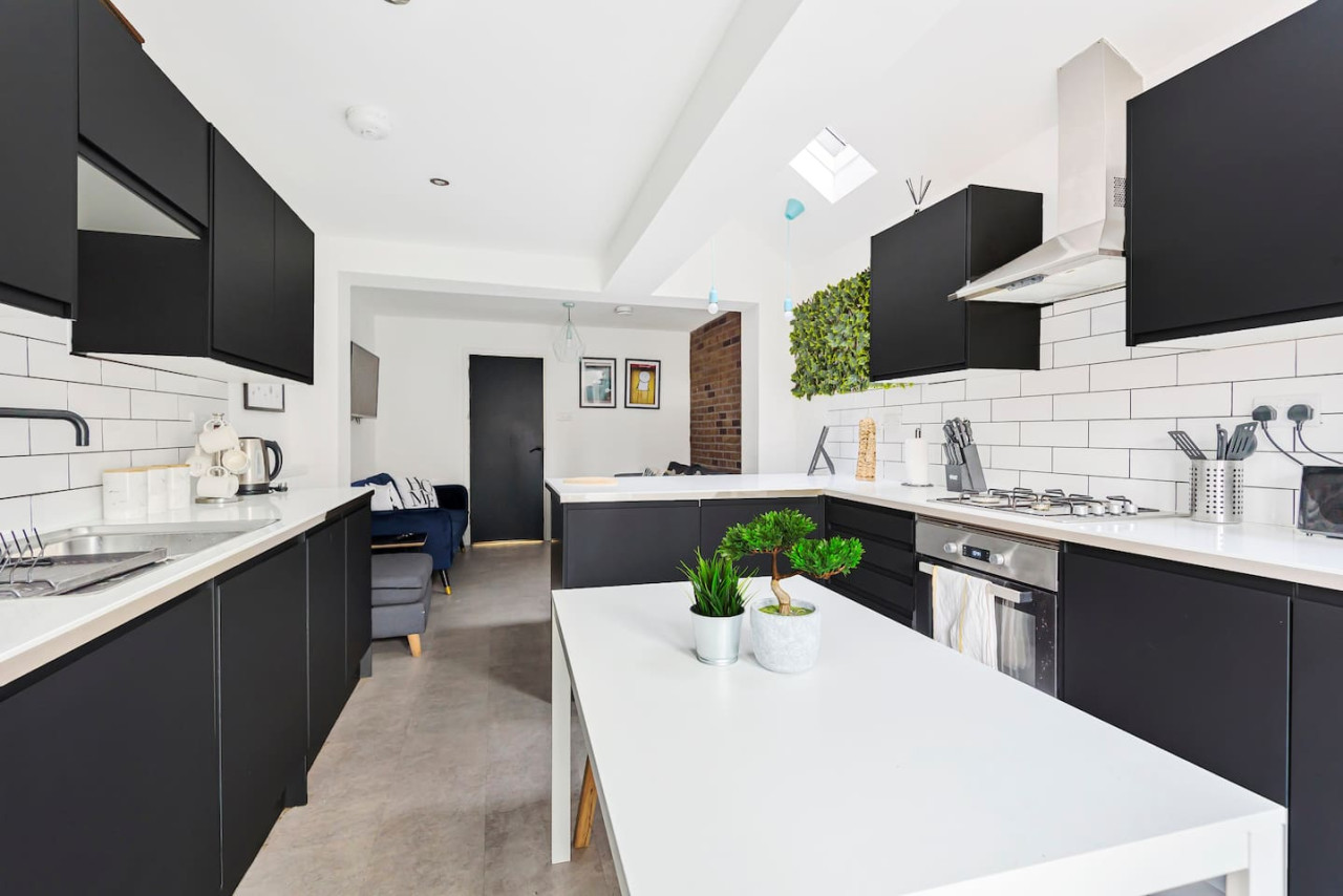 Stylish 5 bedroom 5 bathroom House • Sleeps 10 • Free Parking • Fast WiFi in 103 Bolingbroke Road - Property image 5 - VivreStays