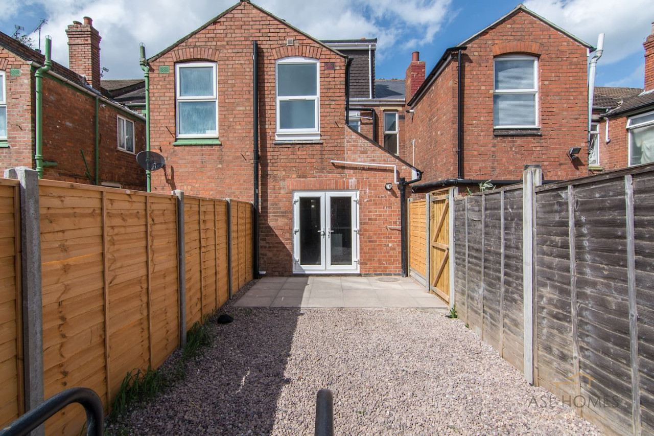Stylish 5 bedroom 5 bathroom House • Sleeps 10 • Free Parking • Fast WiFi in 103 Bolingbroke Road - Property image 20 - VivreStays