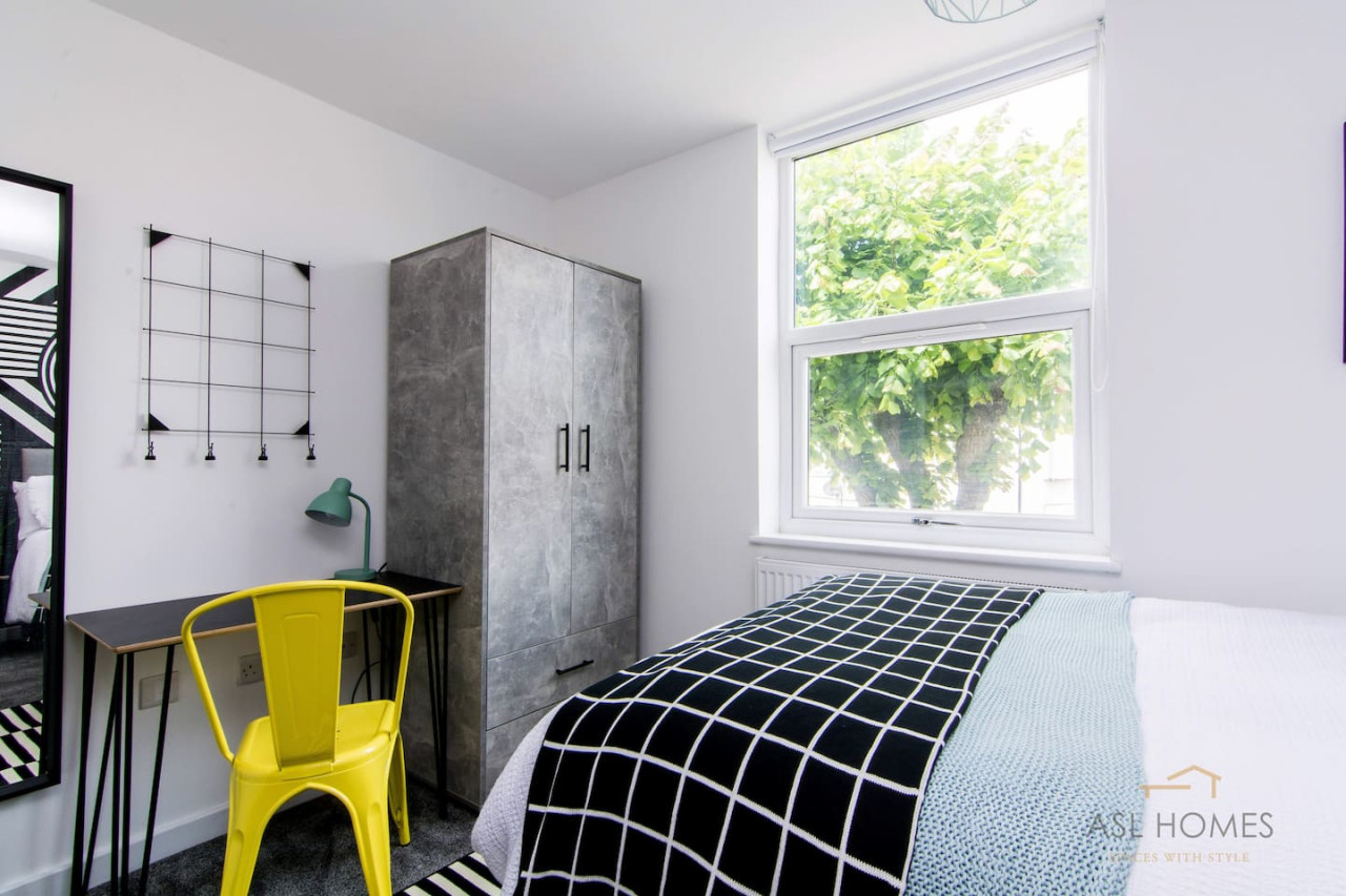 Stylish 5 bedroom 5 bathroom House • Sleeps 10 • Free Parking • Fast WiFi in 103 Bolingbroke Road - Property image 9 - VivreStays