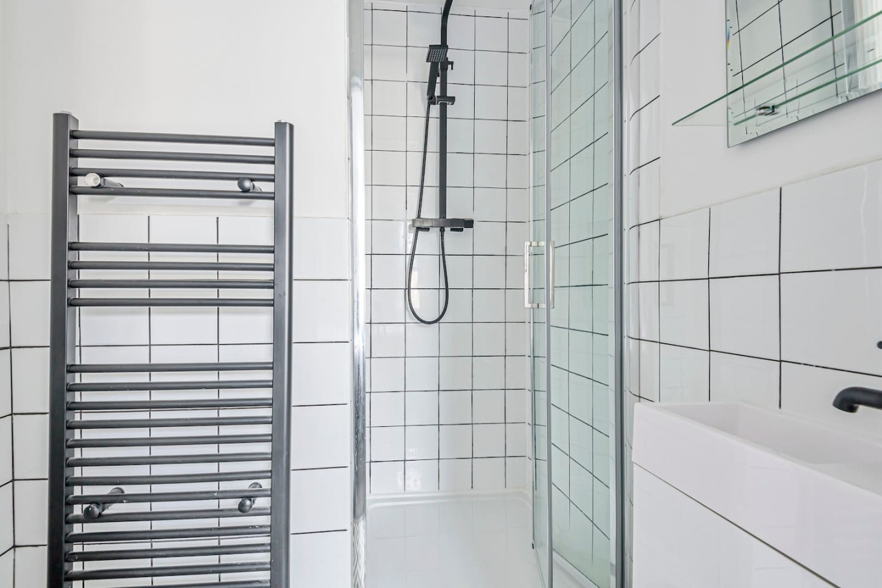 Stylish 5 bedroom 5 bathroom House • Sleeps 10 • Free Parking • Fast WiFi in 103 Bolingbroke Road - Property image 15 - VivreStays