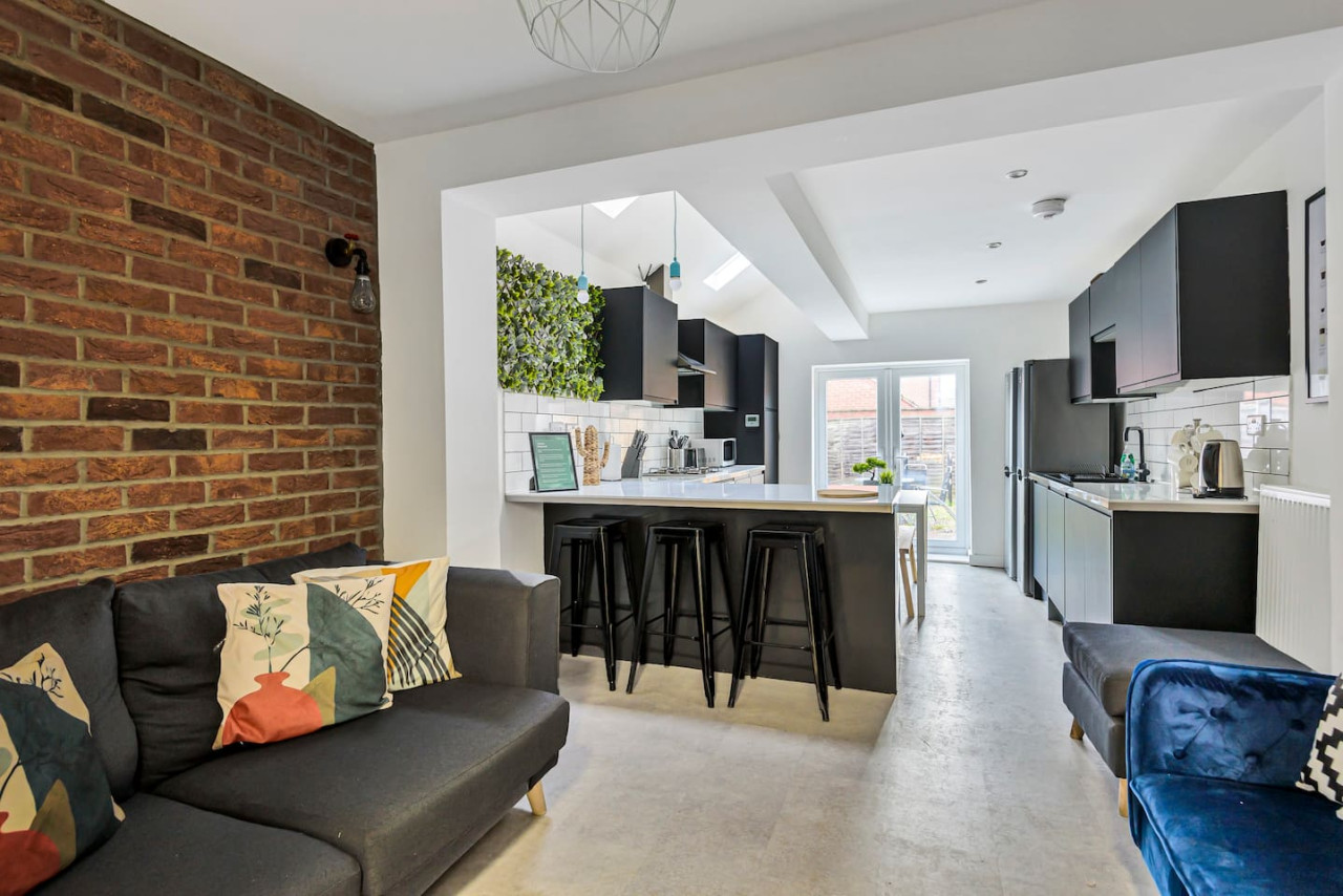 Stylish 5 bedroom 5 bathroom House • Sleeps 10 • Free Parking • Fast WiFi in 103 Bolingbroke Road - Property image 2 - VivreStays